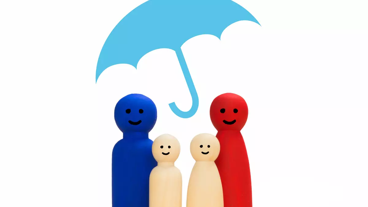 Famille protégée par un parapluie