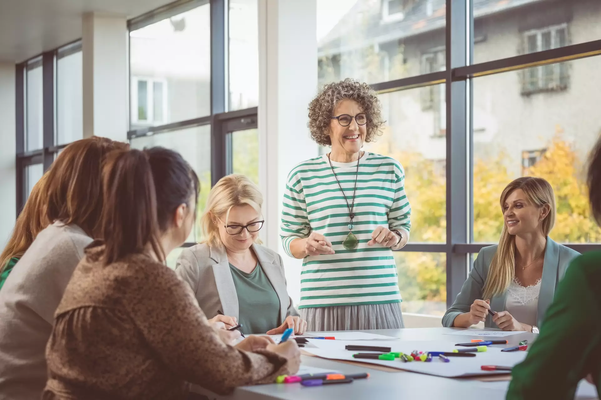 Un professionnel discute avec d’autres.