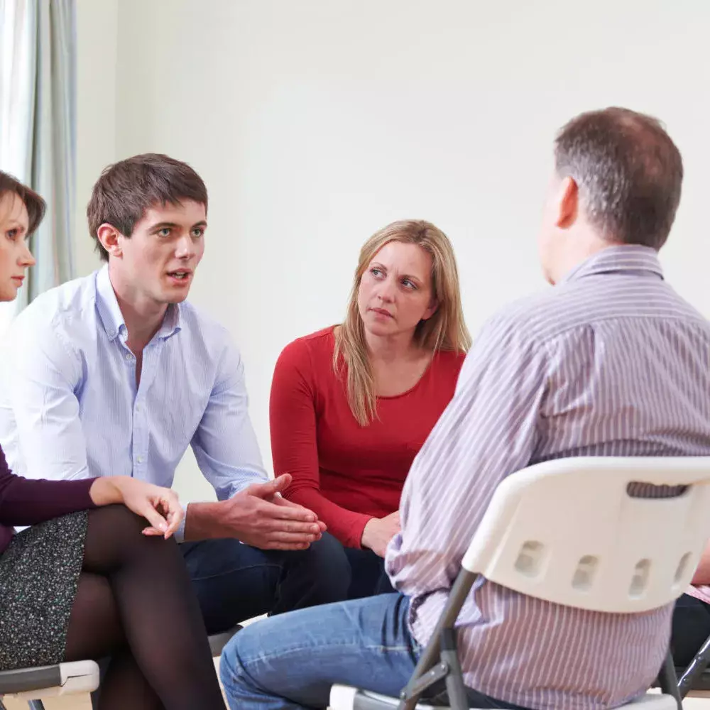 Personnes en pleine discussion