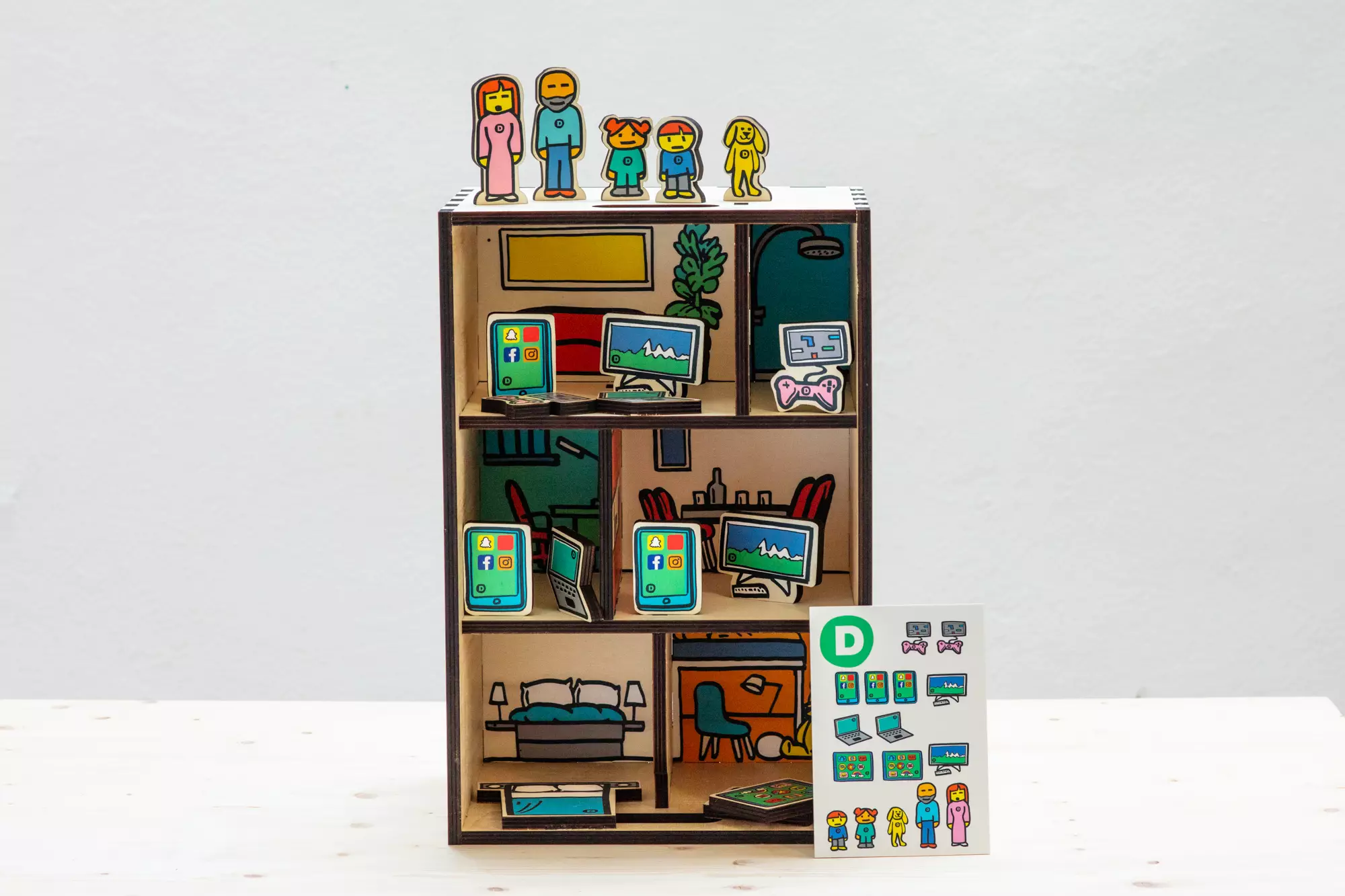 Caisse en bois transformé en maison avec personnage et différents accessoires en bois