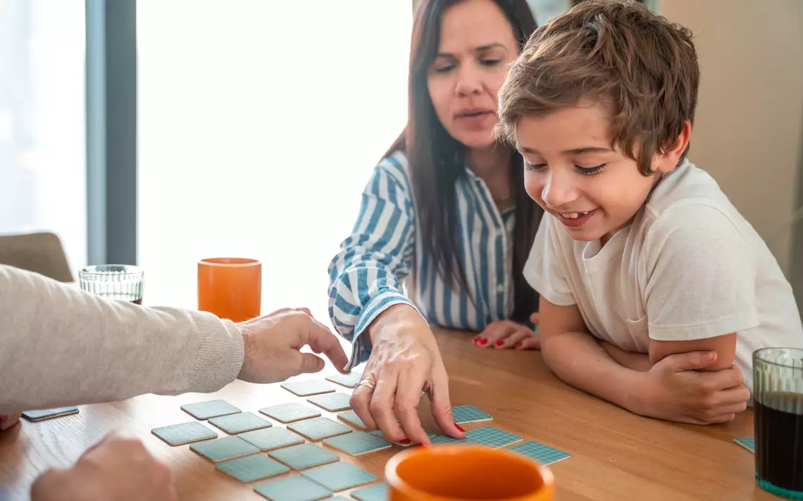 Des parents jouent avec leurs enfants.