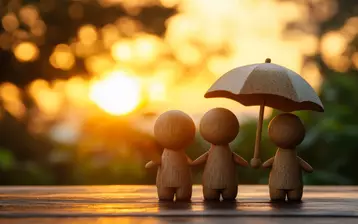 3 bonhommes représentant une famille sous un parapluie