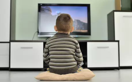 Un tout-petit seul devant une télévision